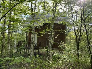 建物正面右側面